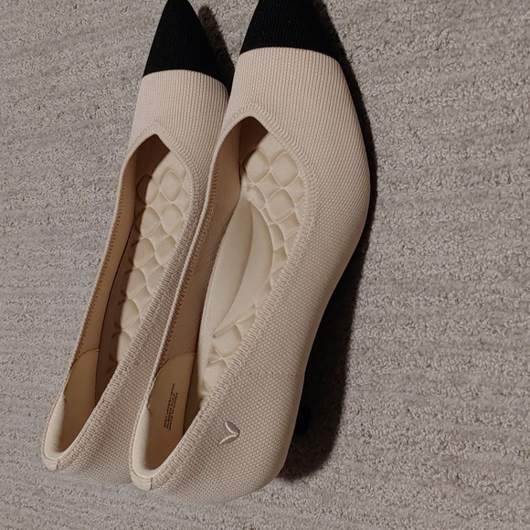 Women shoes is new really soft inside please see in photos - Picture 4 of 8